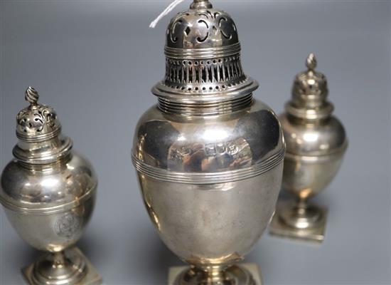 A suite of three late Victorian silver pepperettes by George Fox, London, 1899/1900, tallest 17cm, 11.5oz.